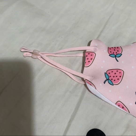 💙 Pink Strawberry Face Mask - Picture 3 of 4